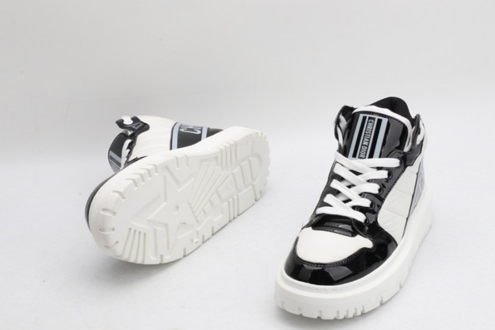 D10R B27 High Top Sneaker