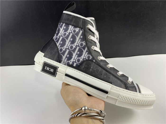 D10R B23 Oblique High Top Sneaker