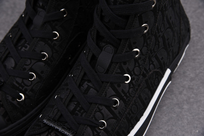 D10R B23 Oblique High Top Sneaker