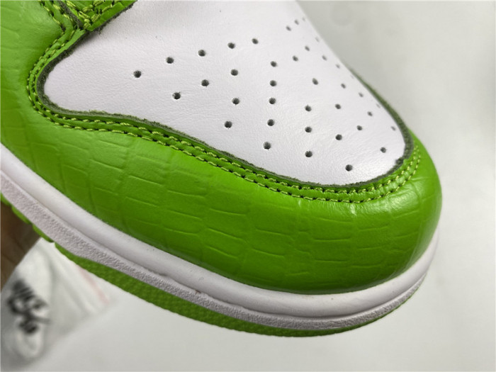 Nike SB Dunk Low Supreme Stars Mean Green (2021) DH3228-101