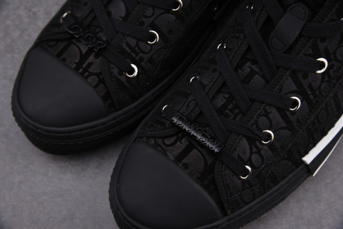 D10R B23 Oblique High Top Sneaker